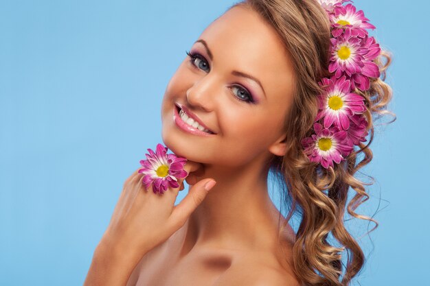 Hermosa mujer con flores en el pelo