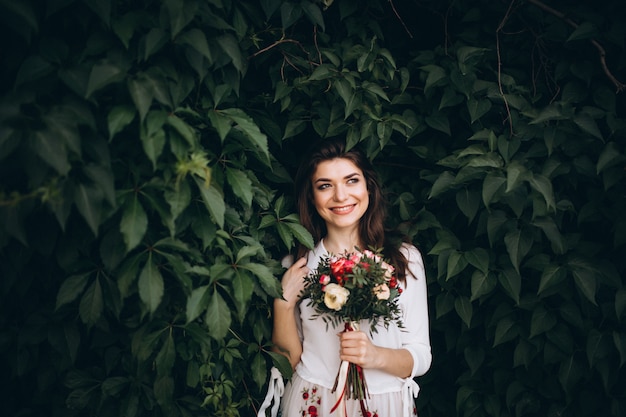 Hermosa mujer con flores