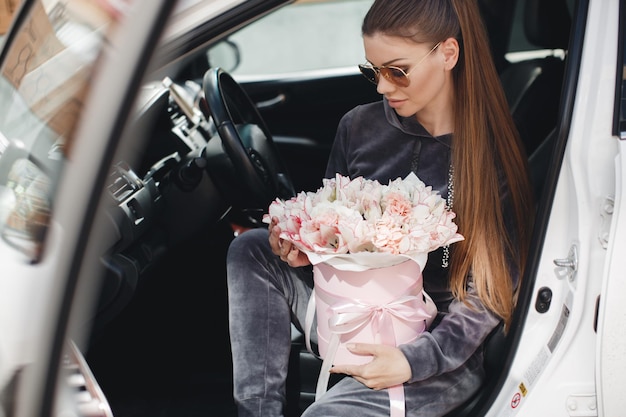 Hermosa mujer con flores