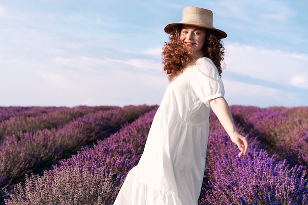 Hermosa mujer en el fondo del campo de lavanda