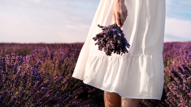 Hermosa mujer en el fondo del campo de lavanda