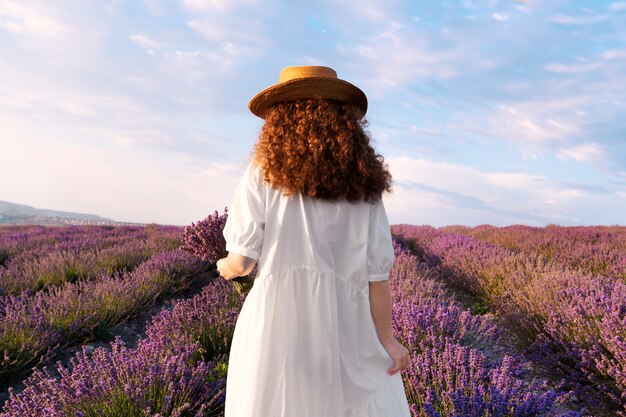 Hermosa mujer en el fondo del campo de lavanda