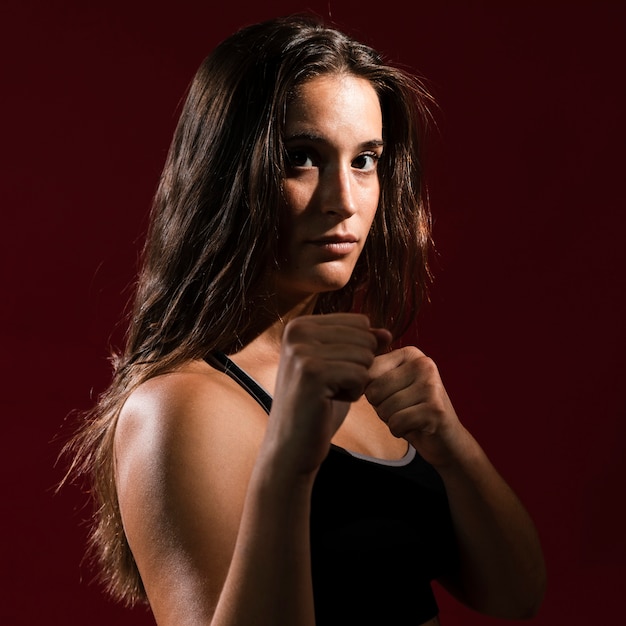 Hermosa mujer en forma con cabello largo mirando a la cámara