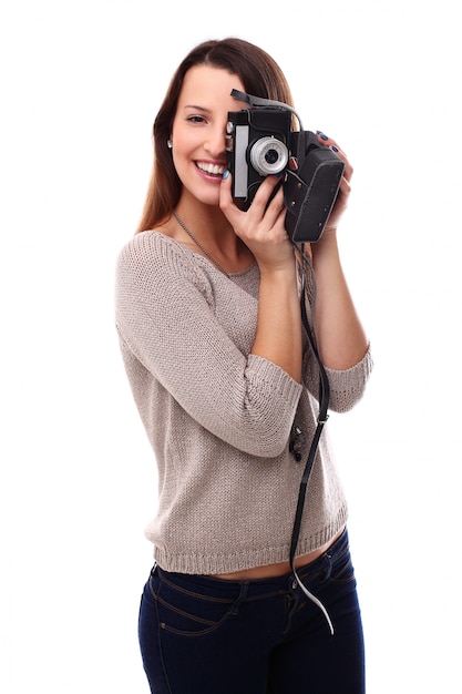 Hermosa mujer fotógrafa con cámara de fotos vintage