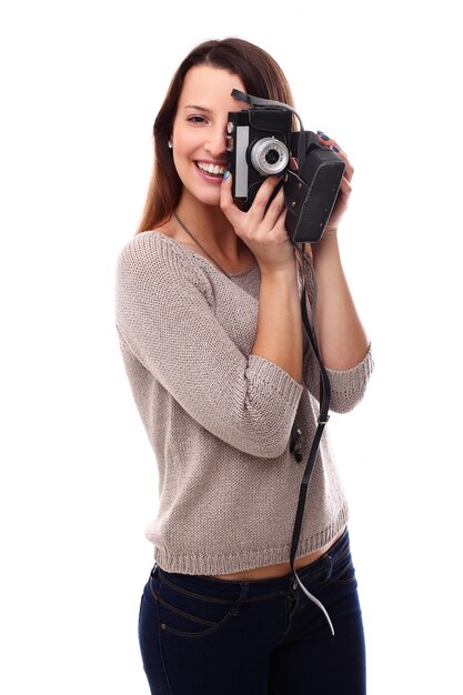 Hermosa mujer fotógrafa con cámara de fotos vintage