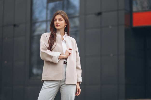 Hermosa mujer fuera de la calle