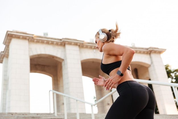 Hermosa mujer fuerte joven deportivo corriendo