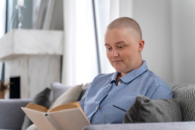 Hermosa mujer fuerte luchando contra el cáncer de mama