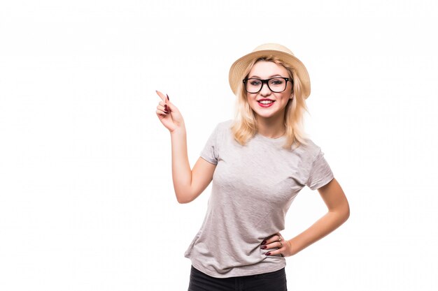 Hermosa mujer con gafas mostrando algo en la palma de su mano y dedo