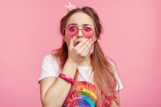 Hermosa mujer con gafas de sol rosa de moda