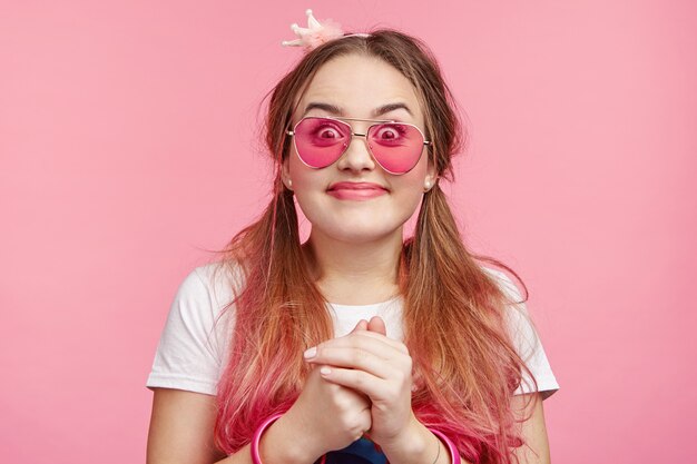 Hermosa mujer con gafas de sol rosa de moda