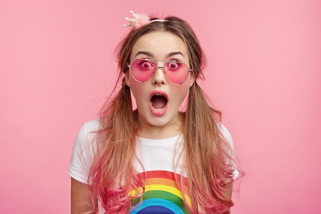 Hermosa mujer con gafas de sol rosa de moda