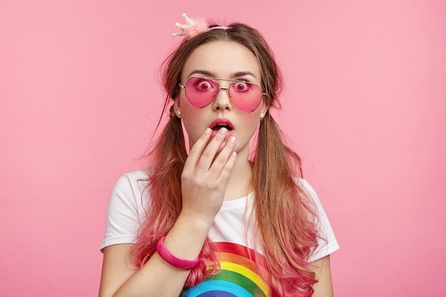 Hermosa mujer con gafas de sol rosa de moda