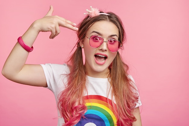 Foto gratuita hermosa mujer con gafas de sol rosa de moda