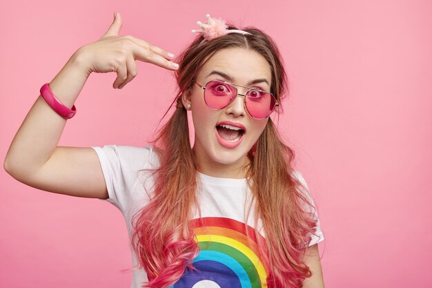 Hermosa mujer con gafas de sol rosa de moda