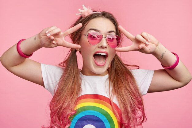 Hermosa mujer con gafas de sol rosa de moda