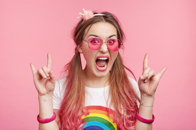 Foto gratuita hermosa mujer con gafas de sol rosa de moda