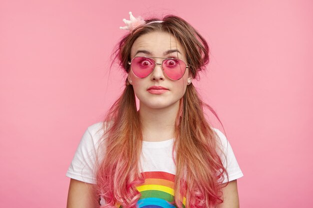 Hermosa mujer con gafas de sol rosa de moda