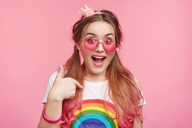 Hermosa mujer con gafas de sol rosa de moda