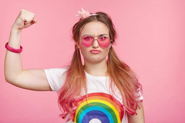 Hermosa mujer con gafas de sol rosa de moda