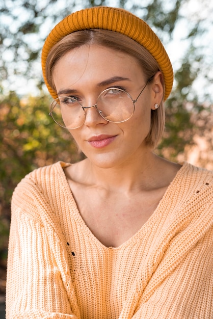 Foto gratuita hermosa mujer con gafas