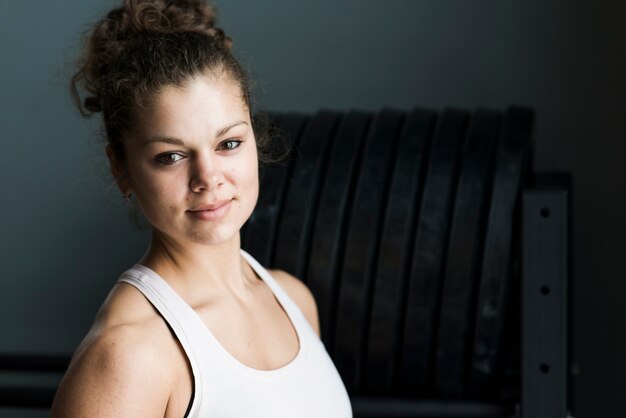 Hermosa mujer en el gimnasio