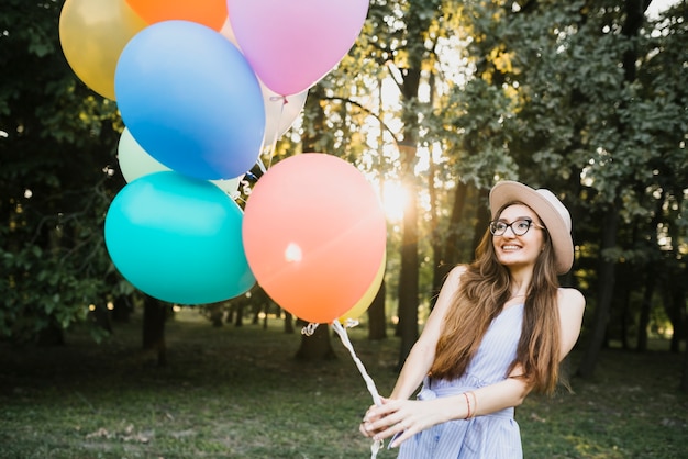 Hermosa mujer con globos de cumpleaños