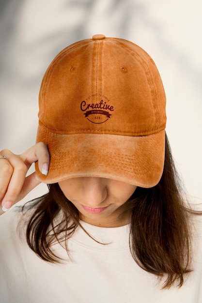 Hermosa mujer en gorra de béisbol, sesión de estudio de moda de diadema