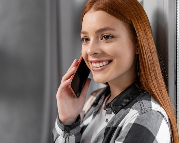 Foto gratuita hermosa mujer hablando por teléfono