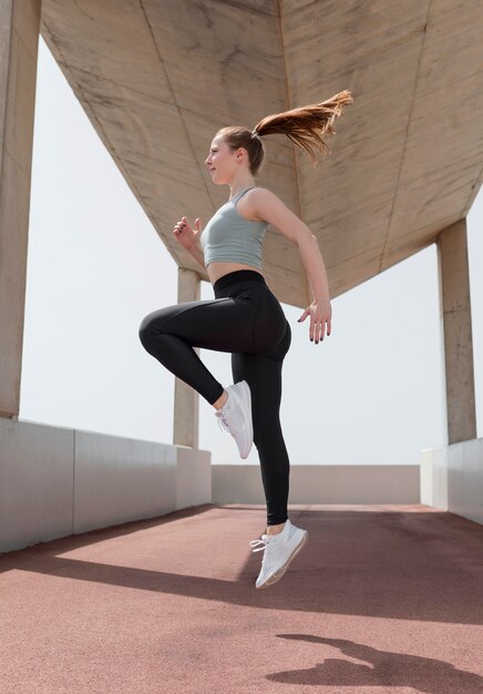 Hermosa mujer haciendo ejercicio al aire libre