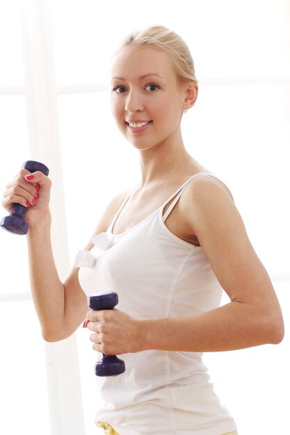 Hermosa mujer haciendo ejercicios de fitness