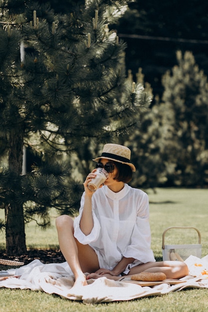 Foto gratuita hermosa mujer haciendo un picnic en el patio trasero