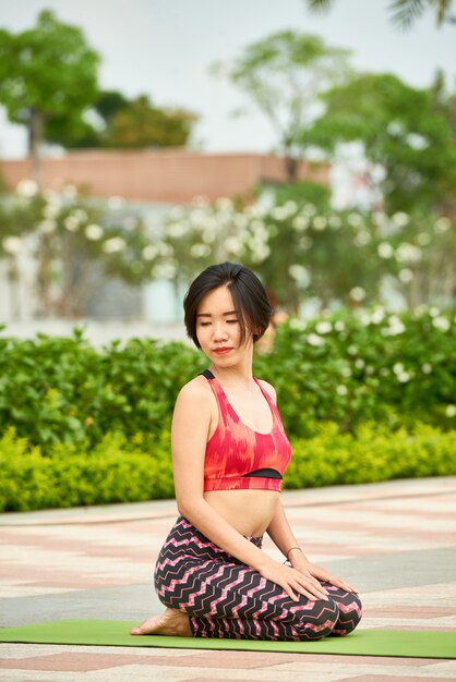 Hermosa mujer haciendo yoga en mat