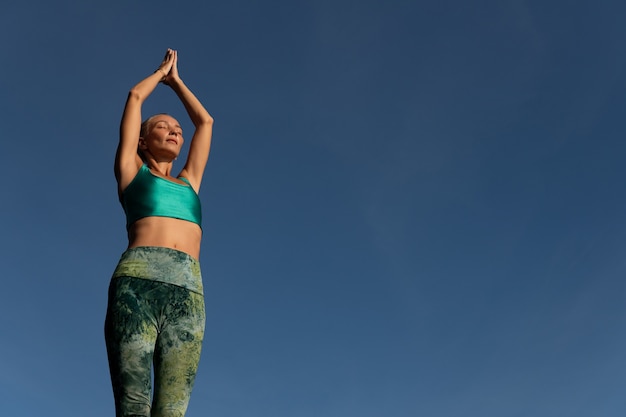 Hermosa mujer haciendo yoga. plan medio