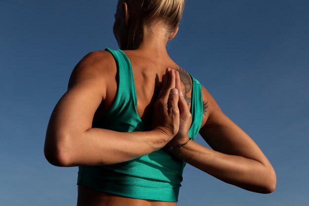 Hermosa mujer haciendo yoga. plan medio