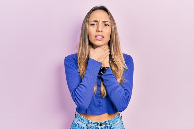 Foto gratuita hermosa mujer hispana con camisa azul casual gritando sofocada porque el doloroso problema de salud de la estrangulación asfixia y el concepto de suicidio