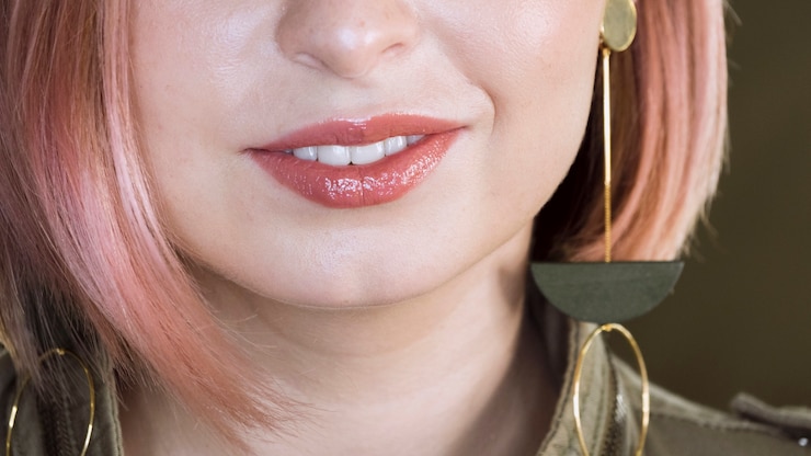 Foto gratuito hermosa mujer irreconocible sonriendo