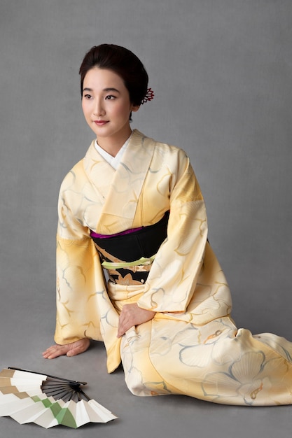 Foto gratuita hermosa mujer japonesa con un abanico minimalista