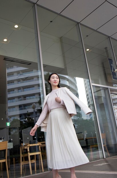 Hermosa mujer japonesa con una falda blanca