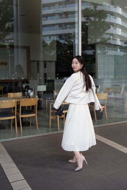 Hermosa mujer japonesa con una falda blanca