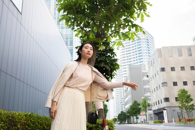 Hermosa mujer japonesa con una falda blanca