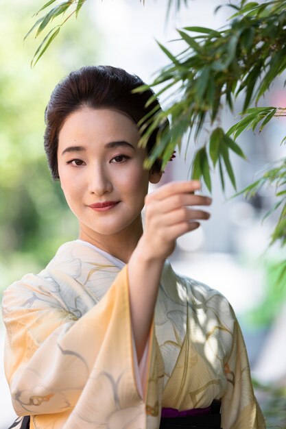 Hermosa mujer japonesa en un kimono al aire libre