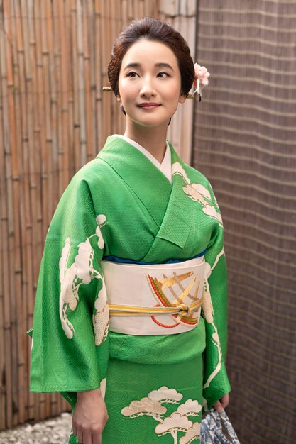 Hermosa mujer japonesa en un kimono al aire libre