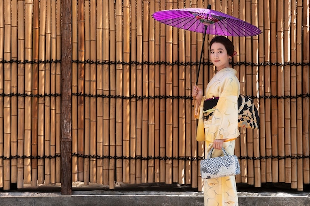 Hermosa mujer japonesa en kimono con espacio de copia