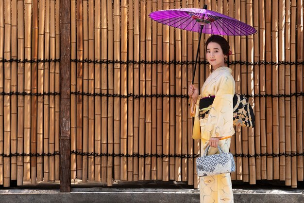 Hermosa mujer japonesa en kimono con espacio de copia