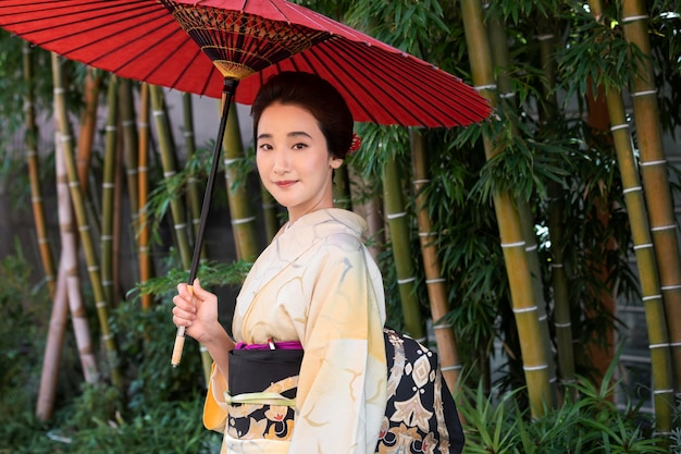 Hermosa mujer japonesa en kimono con espacio de copia