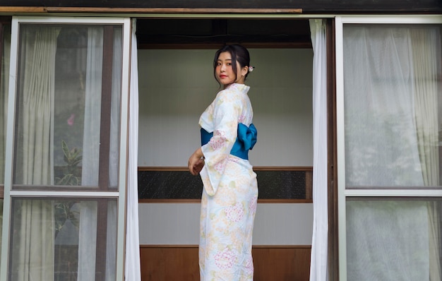 Foto gratuita hermosa mujer japonesa con un kimono tradicional