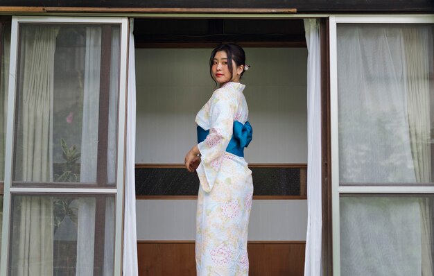 Hermosa mujer japonesa con un kimono tradicional