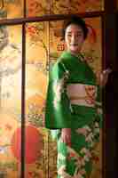 Foto gratuita hermosa mujer japonesa en un kimono verde