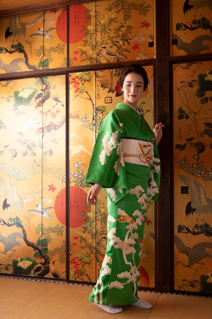 Hermosa mujer japonesa en un kimono verde